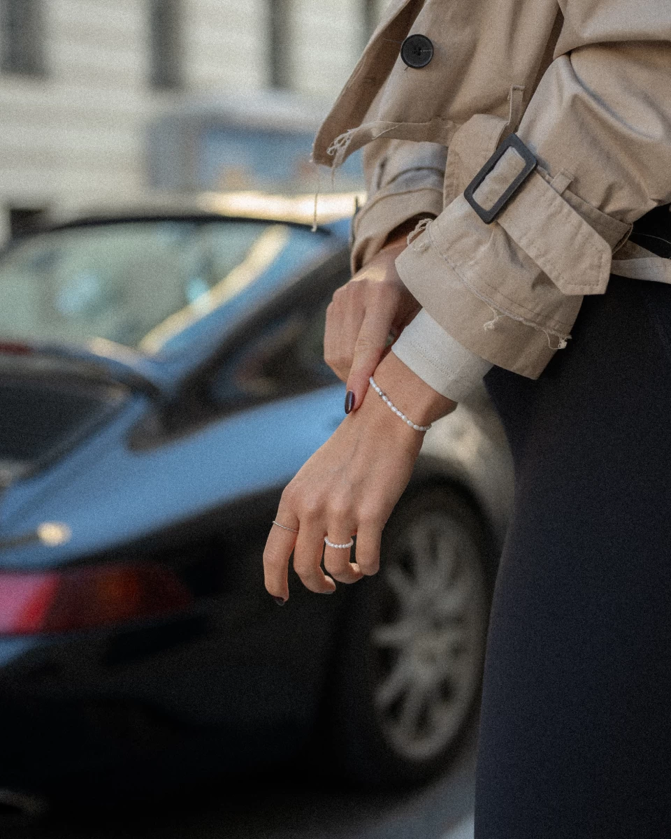 Bela zapestnica z belo sladkovodno biserno kroglico iz srebra 925