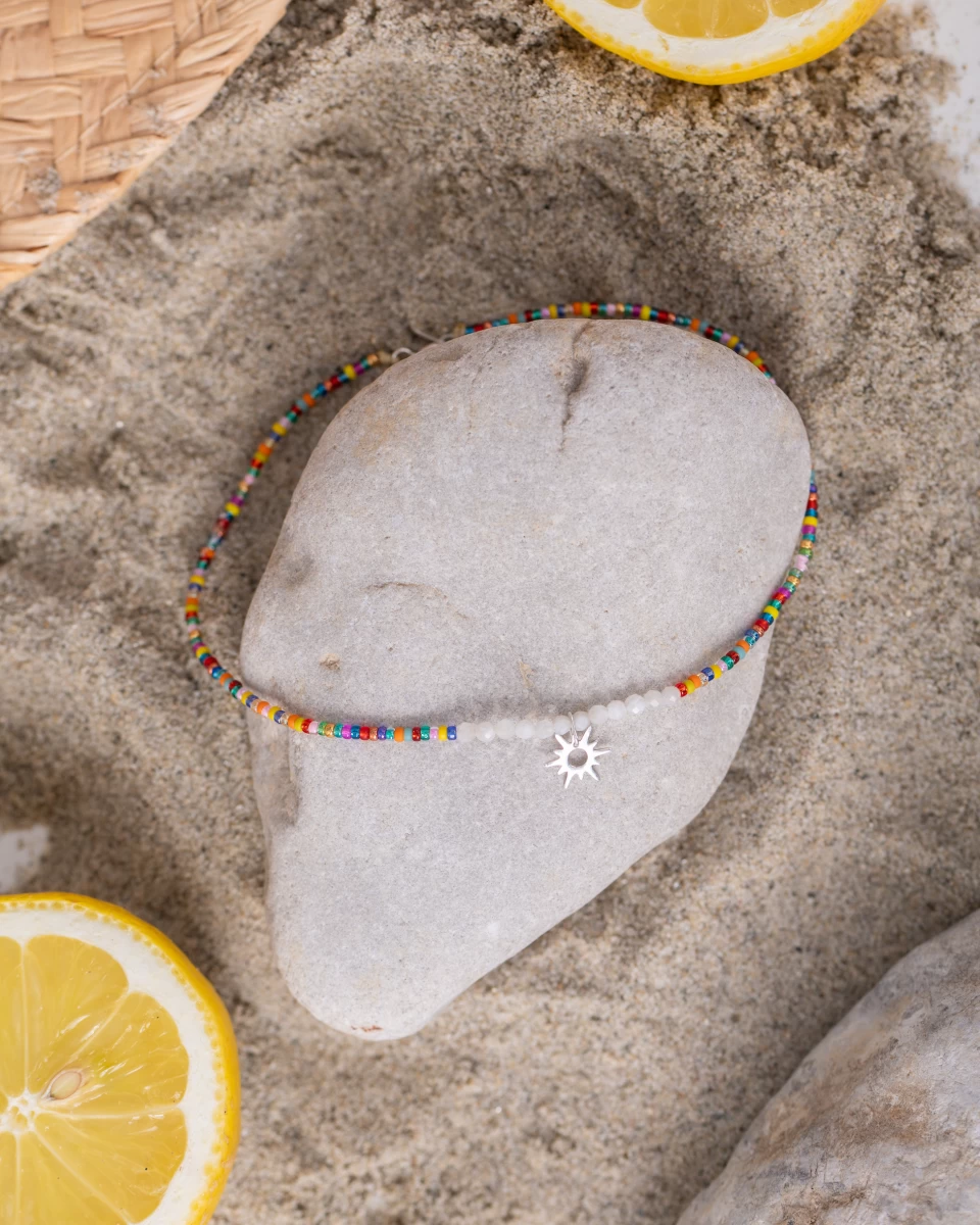 Barvita zapestnica iz perlic z obeskom sonca iz sterling srebra 925