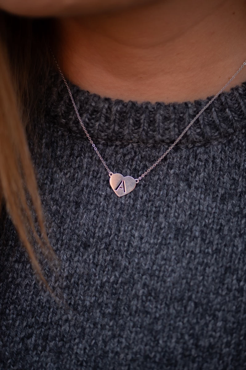 Ogrlica s črko v srcu iz srebra 925