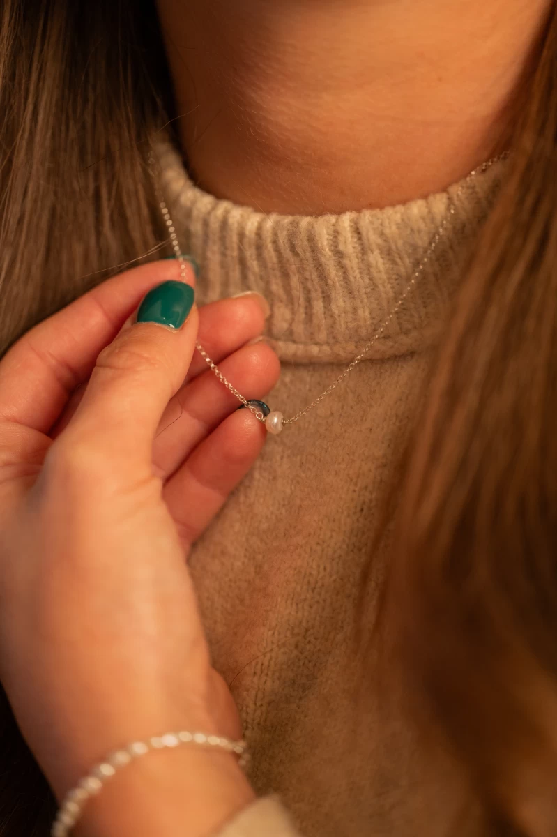 Bela ogrlica iz sladkovodnega bisera s srebrnima kroglicama 925 na vrvici