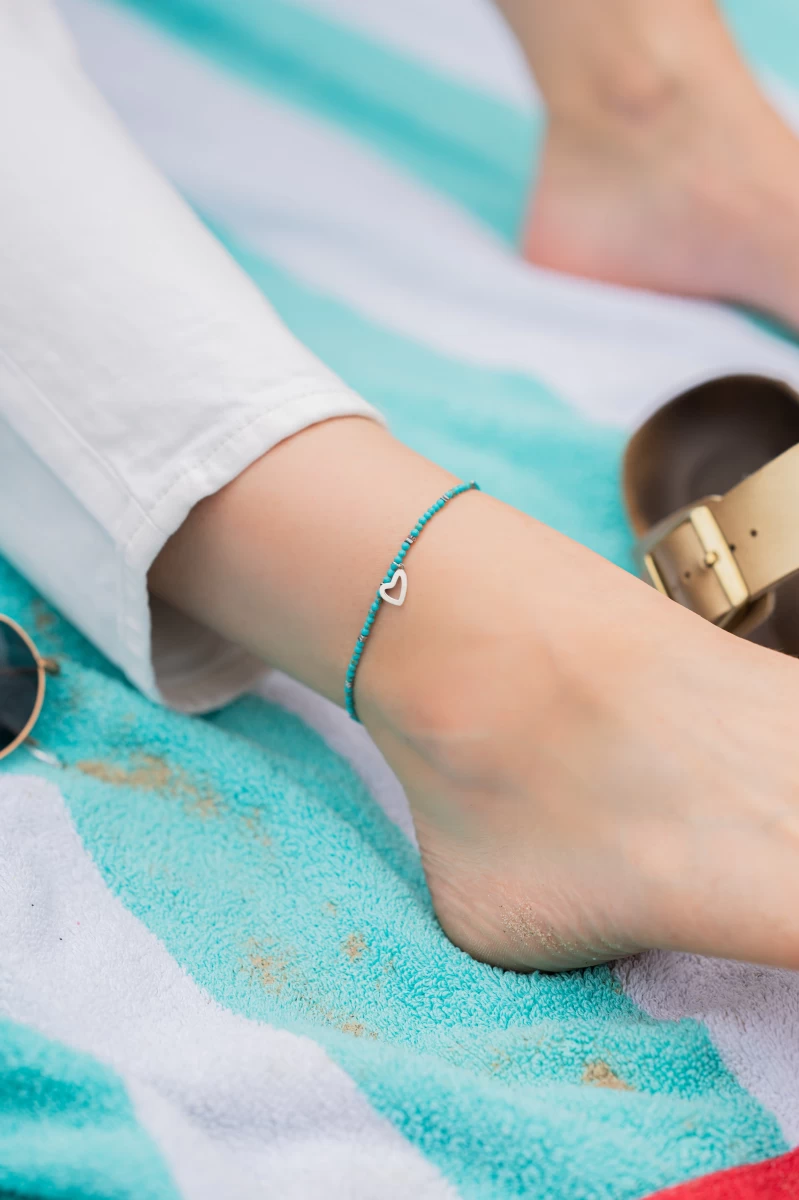 Gleženjska verižica iz turkiznega minerala z amorfnim konturnim srcem iz srebra 925