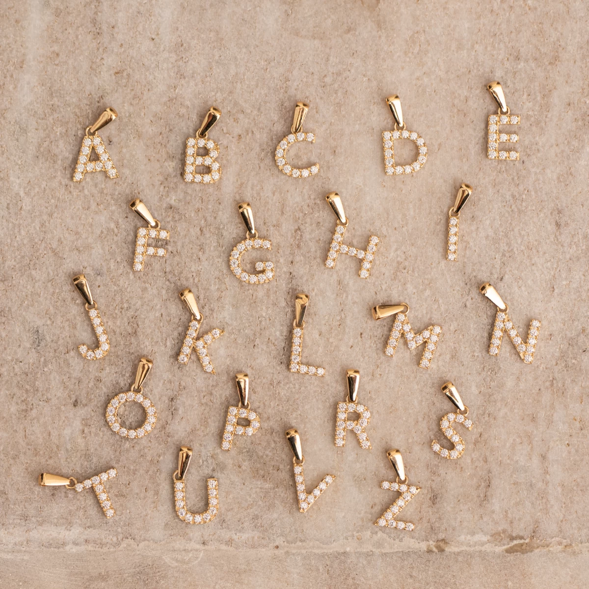 Ročno izdelana ogrlica s črko iz rumenega zlata 14K s cirkonijo