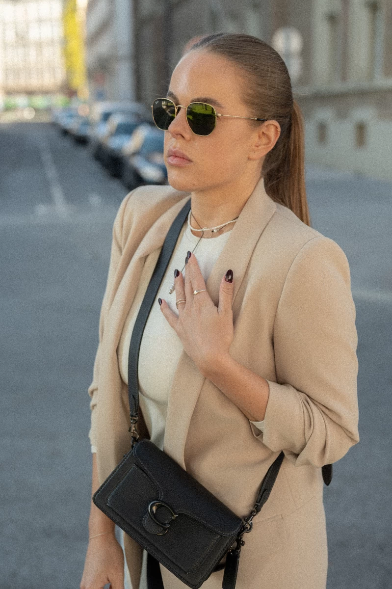 Nitasta ogrlica Quintessa Circle z belim biserom iz srebra 925