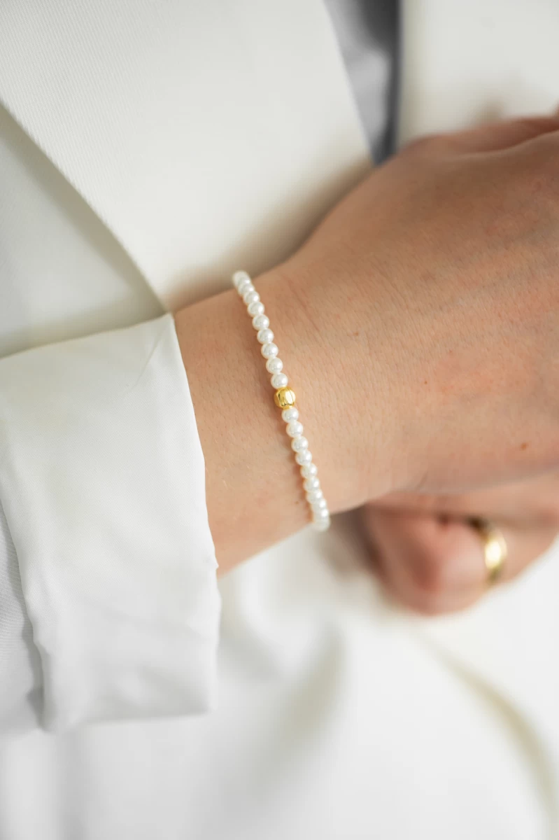 Srebrna Zapestnica 925 z Majhnimi Biseri in Rumeno Pozlato Magnetno Zaponko