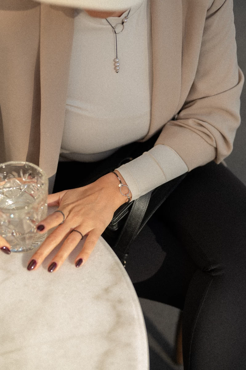 Nitasta ogrlica Quintessa Circle z belim biserom iz srebra 925