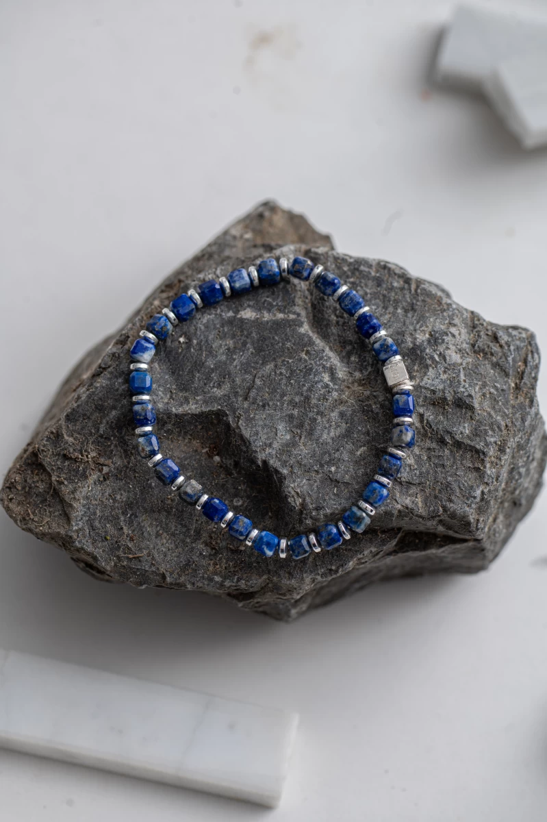 Zapestnica iz mineralov lapis lazuli in hematit s srebrom 925