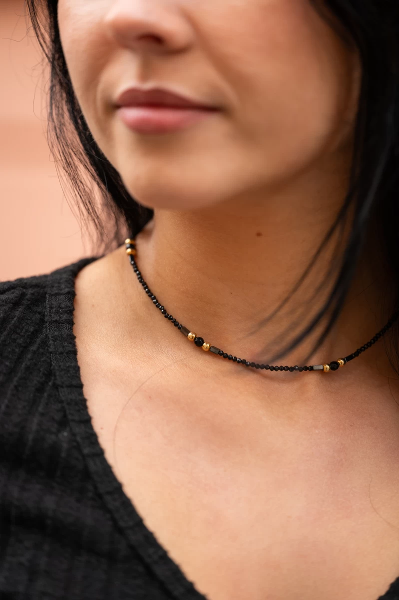 Ogrlica s črnimi dragimi kamni iz srebra 925