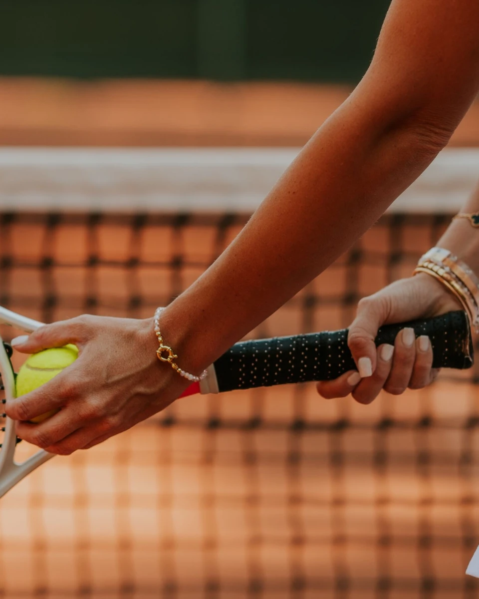 Biserna zapestnica iz srebla 925, pozlačenega z rumenim zlatom, z rožnatimi in belimi kristali