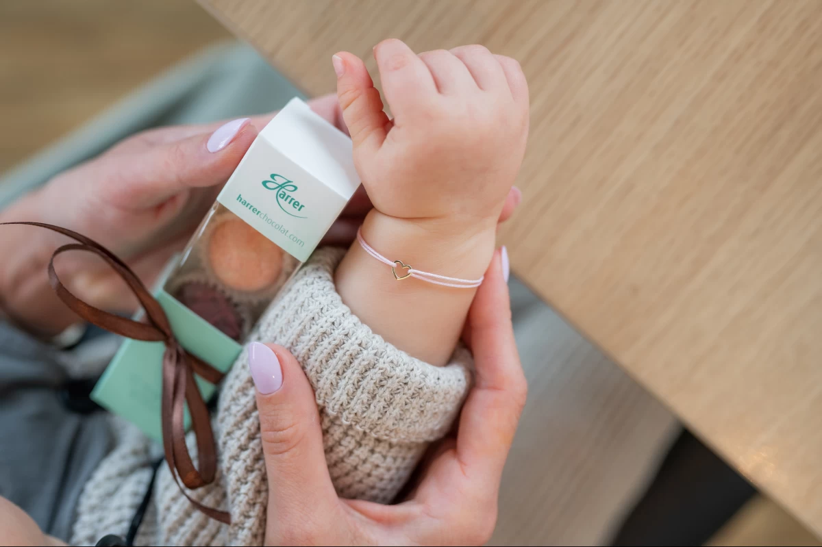 Obris otroškega srca roza zlato 14K zapestnica z vrvico