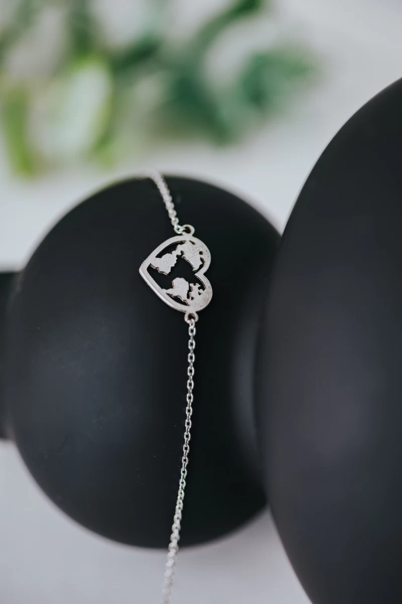 Srebrna ogrlica Globus v srcu