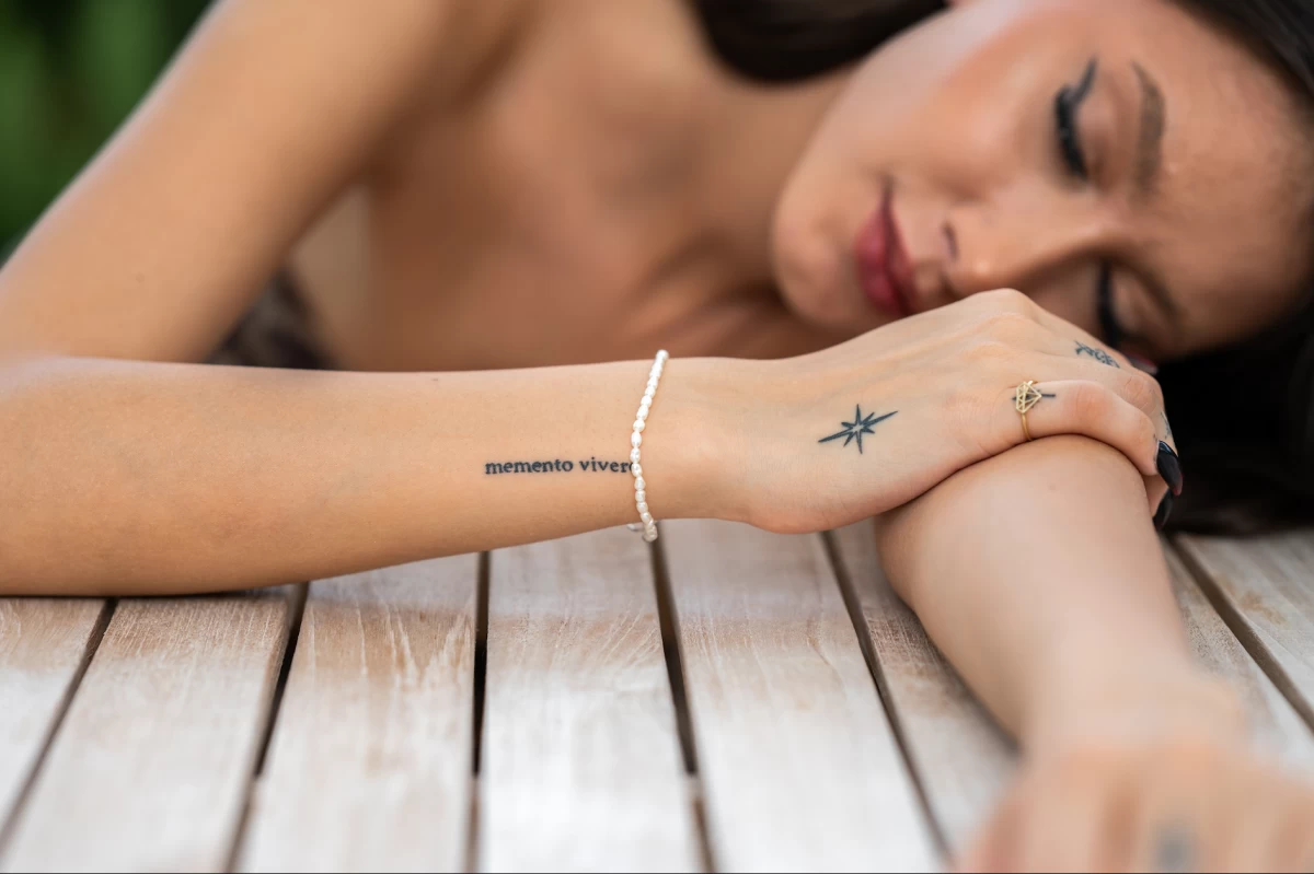 Bela zapestnica z majhnimi biseri