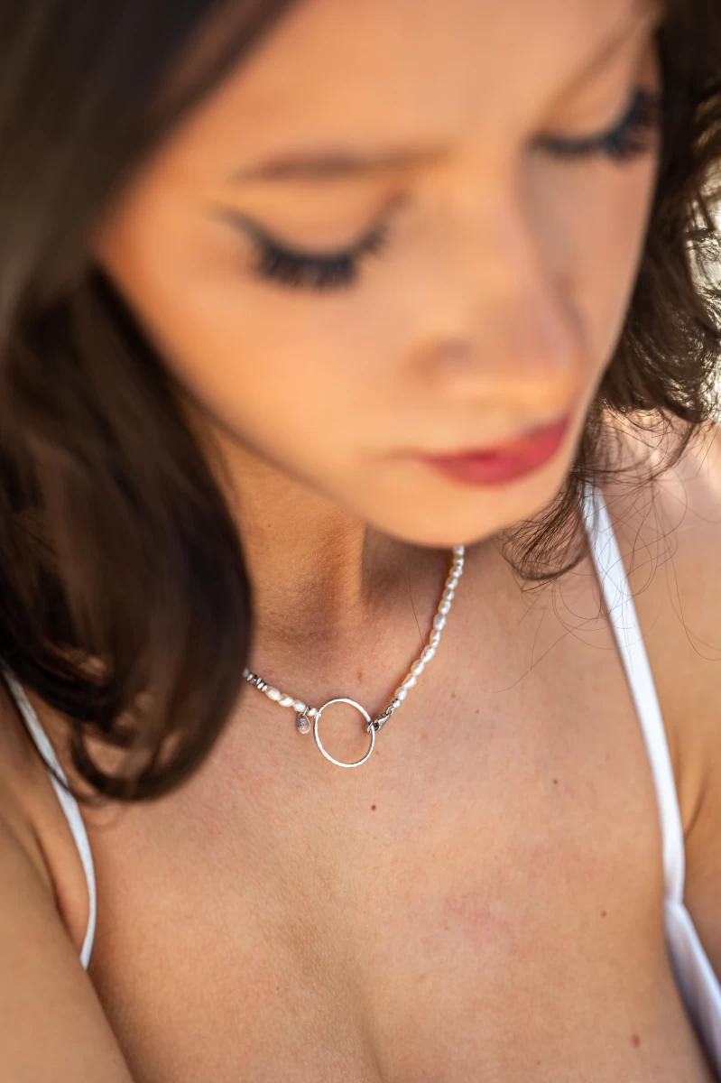 Ogrlica iz srebra 925 z belimi biseri in graviranim okroglim obeskom