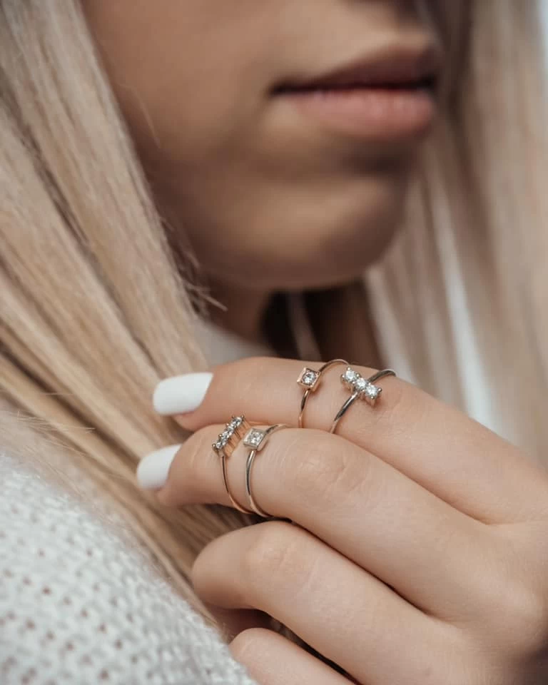 Roza zlat 14K prstan z 1 kamnom iz cirkonija