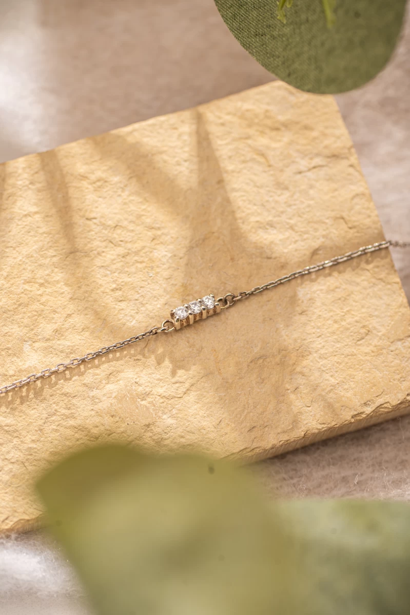 Srebrna zapestnica s 3 kamni cirkonija