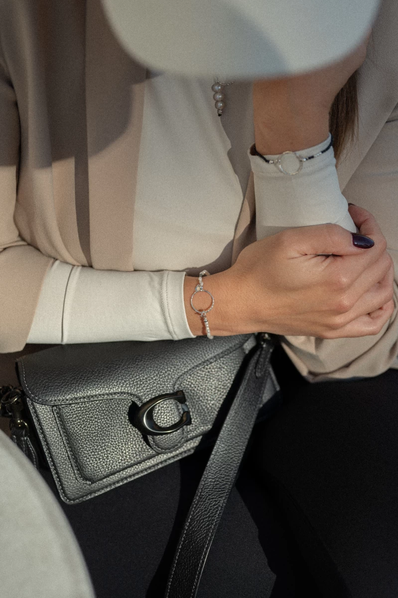 Zapestnica iz srebra 925 s belimi biseri in graviranim okroglim obeskom