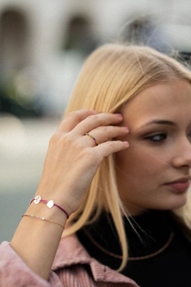 Barvit prstan iz perlic