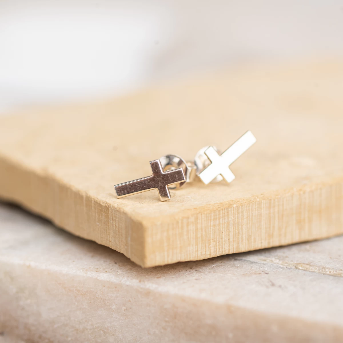 Debeli srebrni uhani v obliki križa