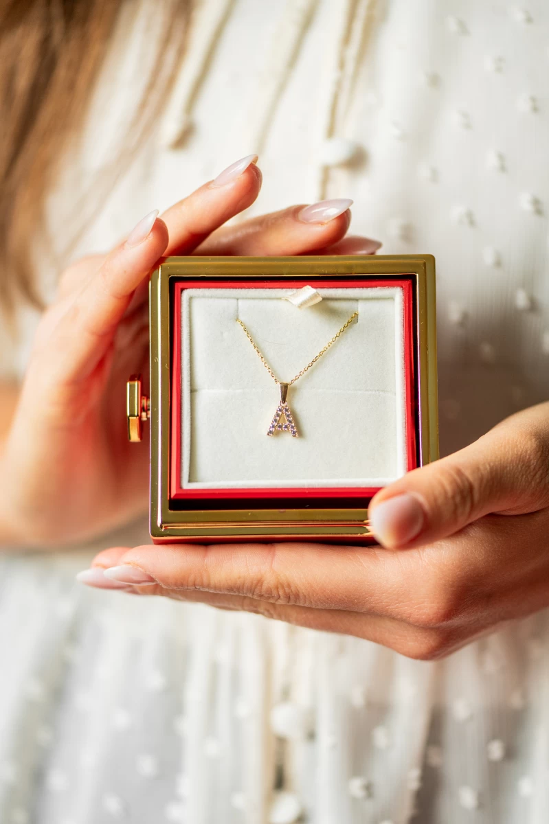 Ročno izdelana ogrlica s črko iz rumenega zlata 14K s cirkonijo