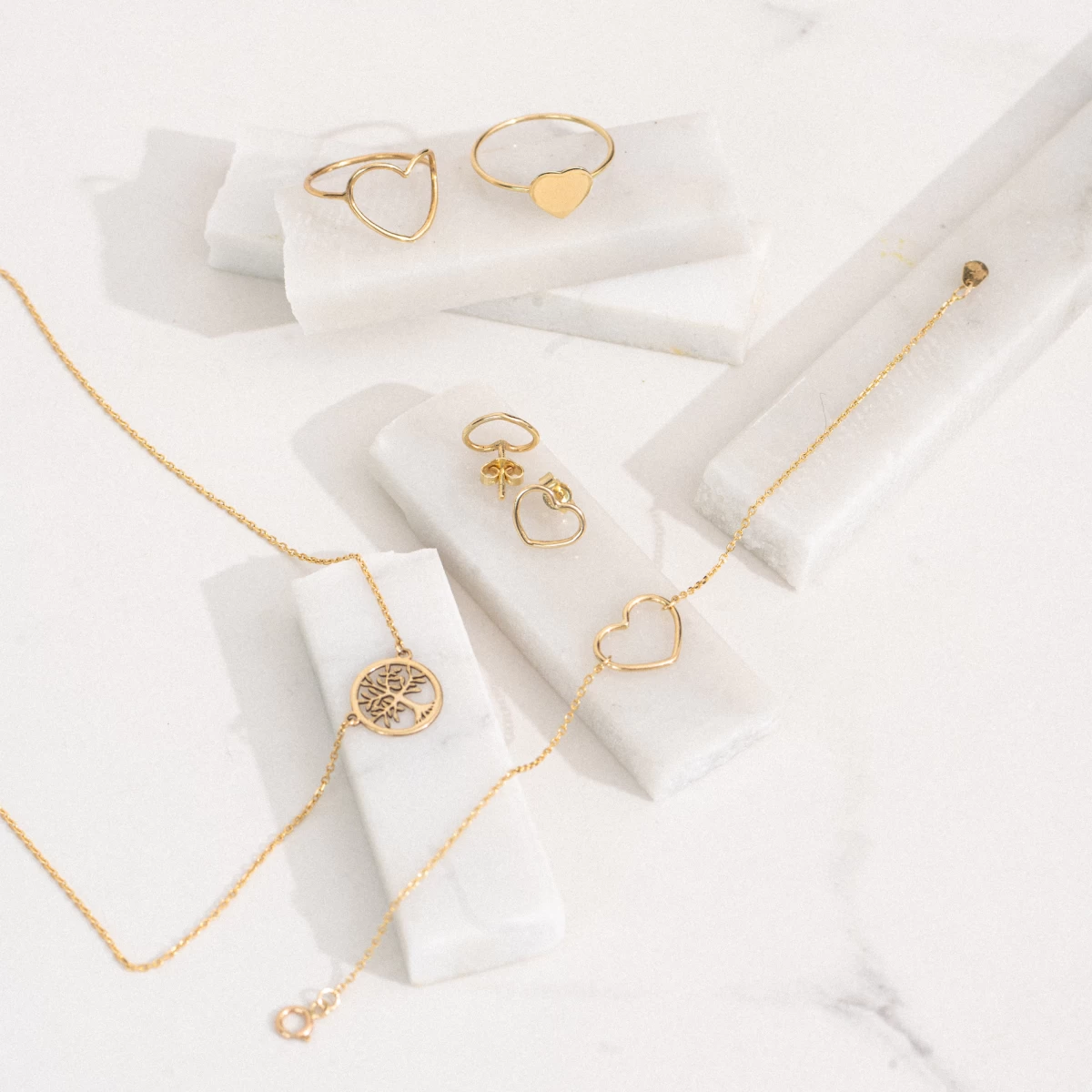 Srebrna zapestnica z obrisom srca