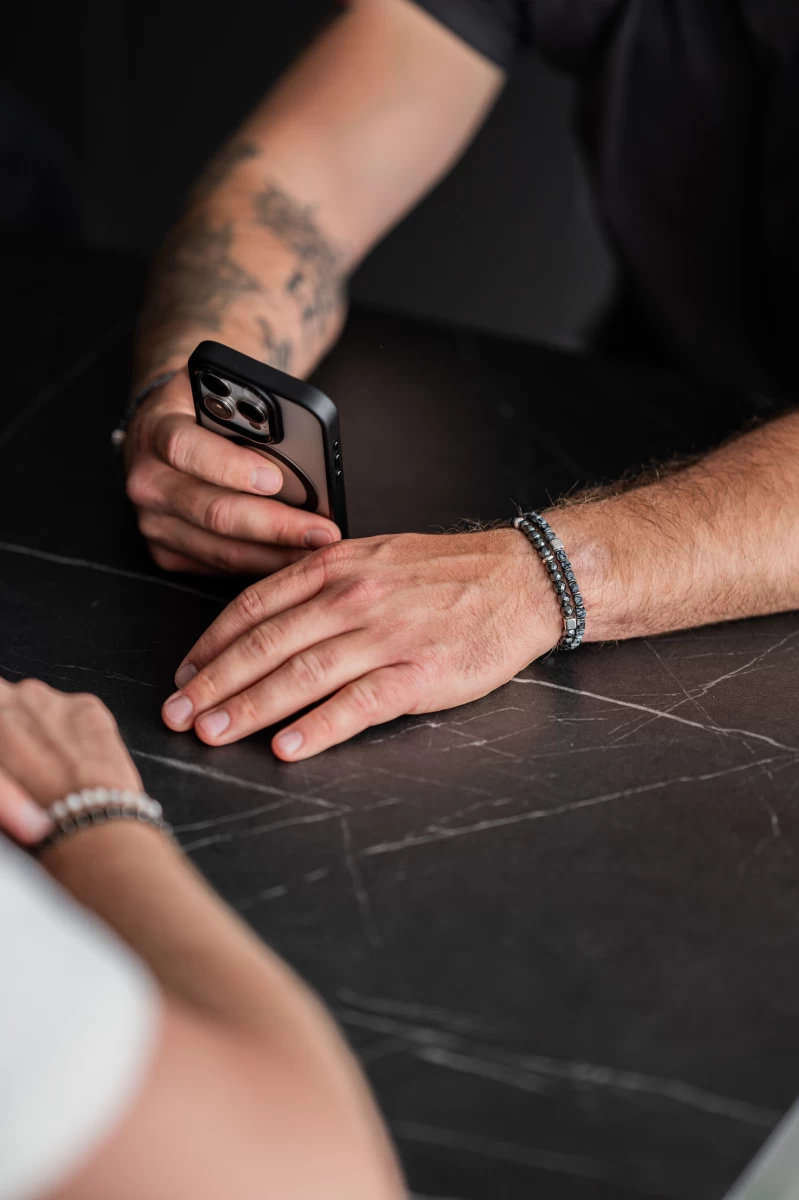 Zapestnica iz mineralnega hematita in srebra 925