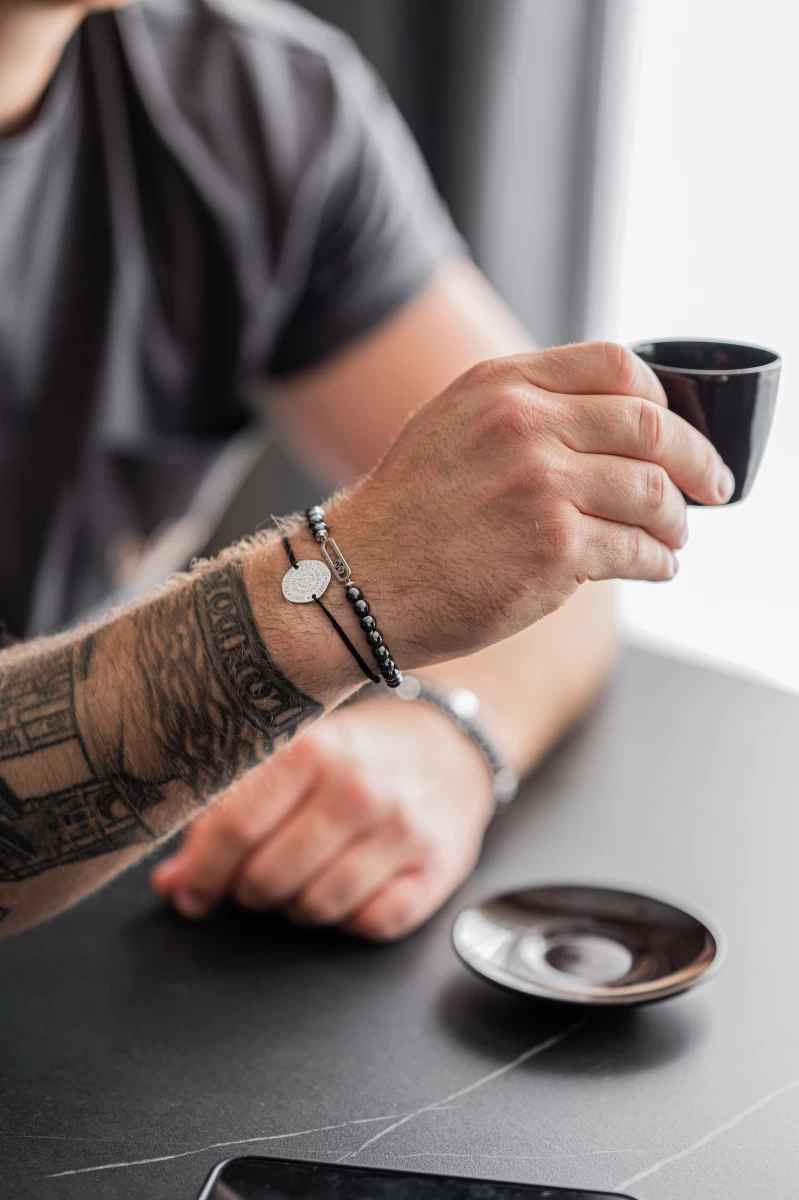 Zapestnica z varnostno sponko, kroglicami iz minerala hematita in sterling srebrom 925