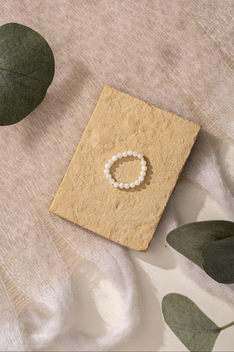 Prstan z majhnim belim sladkovodnim biserom